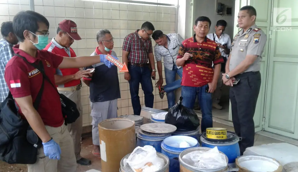 Polisi saat menyita bahan baku pembuatan pil PCC di jalan raya Batu Raden, Pabuaran, Purwokerto (19/9). Wadir Tindak Pidana Narkotika, Bareskrim Mabes Polri, Kombes Pol John Turman Panjaitan, memimpin pengrebekan. (Liputan6.com/Pool/Frans Fadlan)