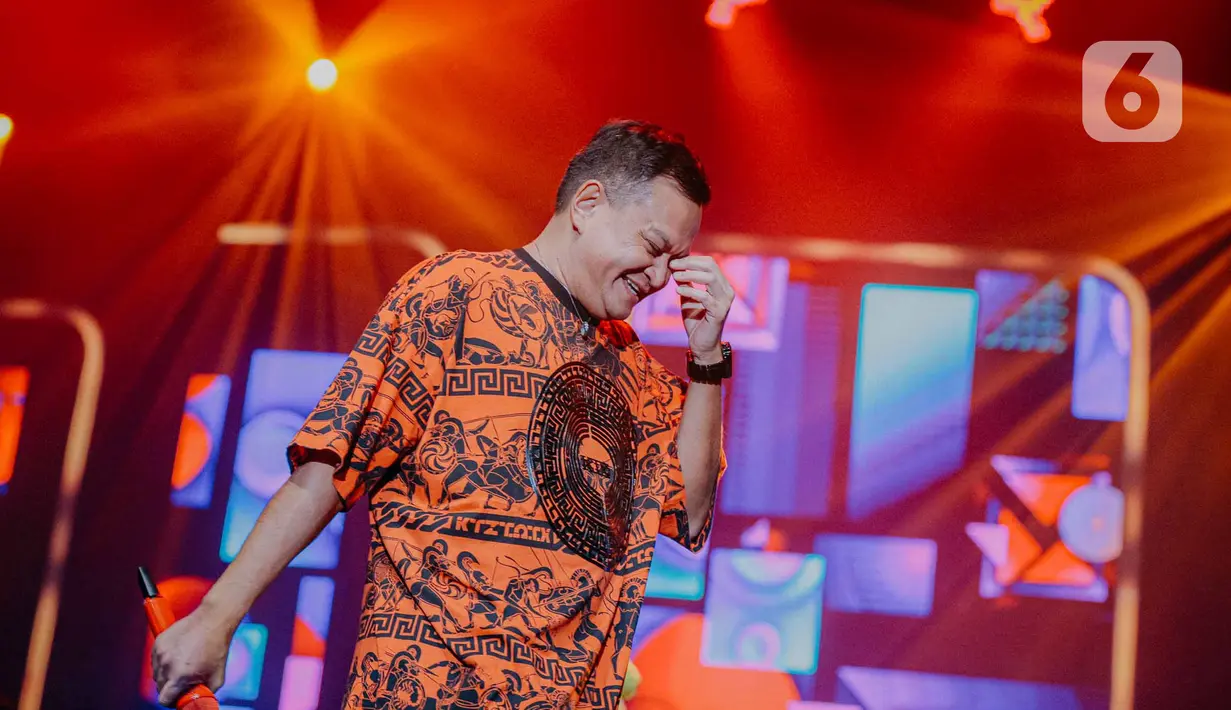Salah satu vokalis grup musik Kahitna, Hedi Yunus tampil dalam pada hari ketiga BNI Java Jazz Festival 2022 di Jakarta International Expo, Kemayoran, Jakarta Pusat, Minggu (29/5/2022). Kahitna membawakan sejumlah tembang hits miliknya seperti, Anda Dia Tahu dan Cantik. (Liputan6.com/Faizal Fanani)