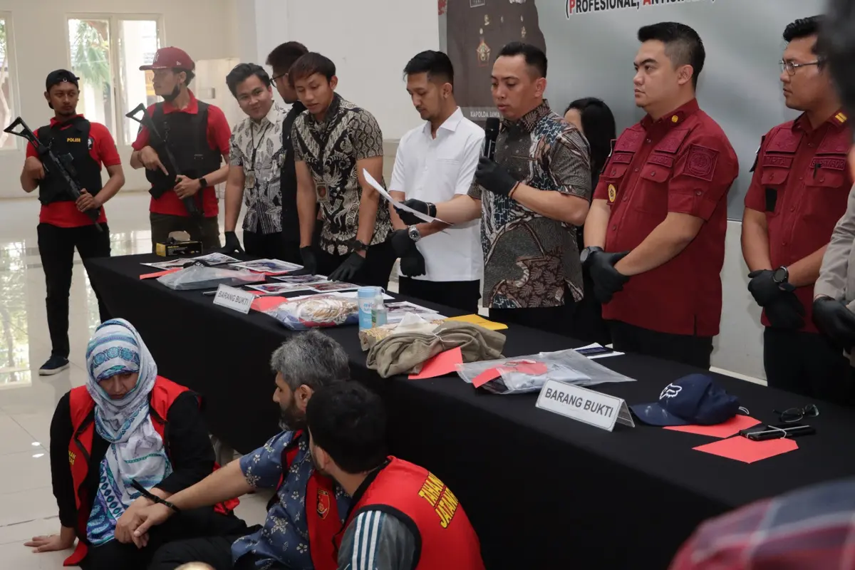 Polisi menangkap satu keluarga asal Pakistan yang bobol toko Tom LIwafa. (Dian Kurniawan/Liputan6.com)