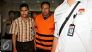 Kasmin dikawal saat keluar gedung KPK usai menjalani pemeriksaan, Jakarta, Selasa (18/8/2015). Kasmin ditahan karena diduga menyuap mantan Ketua MK Akil Mochtar dalam sengketa Pilkada Lebak 2013. (Liputan6.com/Helmi Afandi)