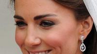 Kate Middleton mengenakan Tiara Cartier Halo Scroll dalam acara pernikahannya dengan Pangeran William. (Twitter/@DameYankee)