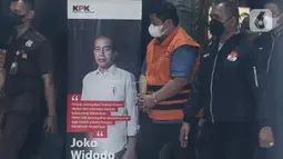 Direktur PT Tabi Bangun Papua (PT TBP), Rijatono Lakka memakai rompi oranye usai menjalani pemeriksaan di Gedung Merah Putih KPK, Jakarta, Kamis (5/1/2022). KPK menahan Rijatono Lakka yang merupakan tersangka penyuap Gubernur Papua, Lukas Enembe. (Liputan6.com/Johan Tallo)