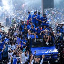 Tim dan ofisial Persib Bandung menyapa warga saat konvoi juara BRI Super League 2025/2026 di Bandung, Jawa Barat, Minggu (24/5/2026). (Bola.com/Bagaskara Lazuardi)