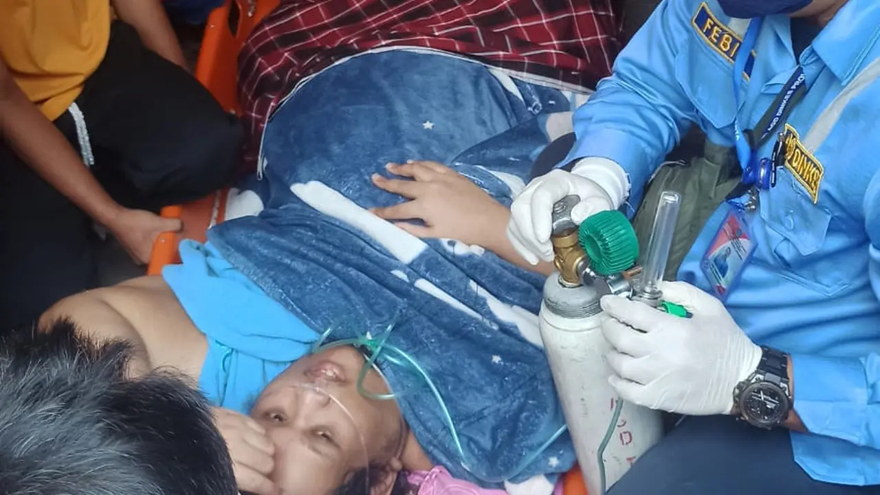 Petugas pemadam kebakaran harus turun tangan mengangkat Eko Wahyudi, pria obesitas berbobot 2 kwintal alias 200 kilogram usai terjatuh di kamar mandi.