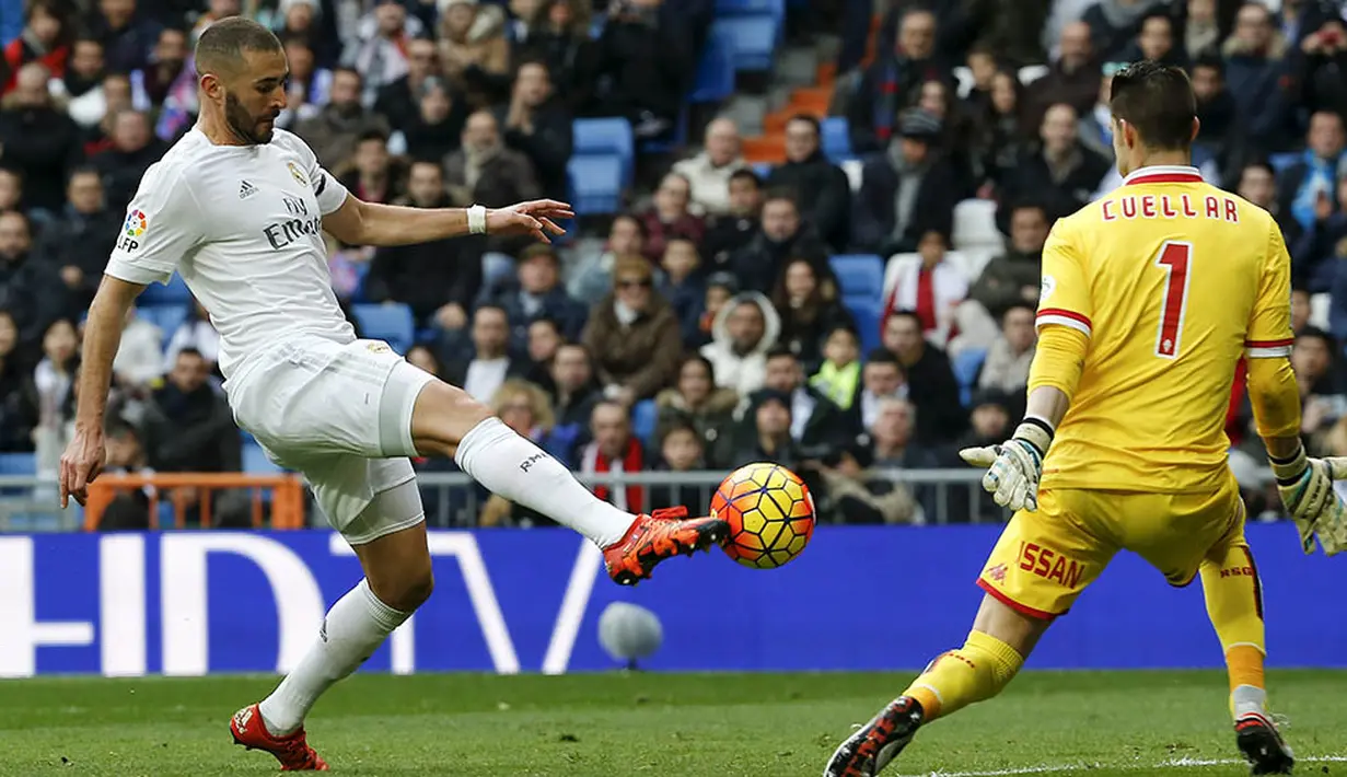 Proses terjadinya gol yang dicetak penyerang Real Madrid, Karim Benzema, ke gawang Sporting Gijon. Bomber Prancis itu berhasil mencetak dua gol pada laga itu. (Reuters/Andrea Comas)