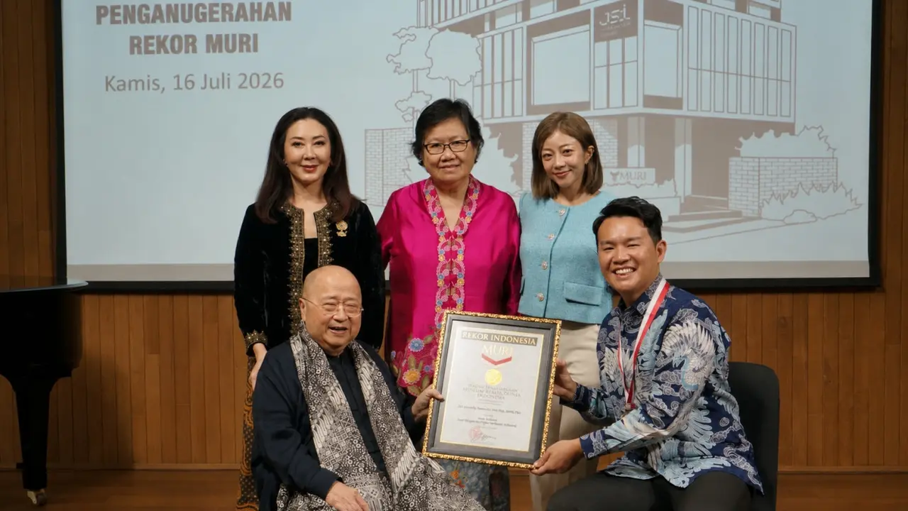 CEO Populix, Timothy Astandu, memecahkan rekor Museum Rekor Dunia Indonesia (MURI) sebagai "Insan Indonesia yang Mengunjungi Negara Berdaulat Terbanyak." (Istimewa)