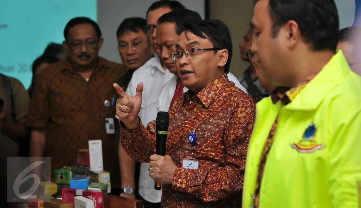 Kepala BPOM Roy Sparringa (tengah) memberikan keterangan pers penemuan obat ilegal hasil operasi Storm VI 2015 di kantor BPOM, Jakarta, Selasa (27/10/2015). BPOM memusnahkan obat dan kosmetika ilegal senilai Rp 20,8 miliar. (Liputan6.com/Gempur M Surya)