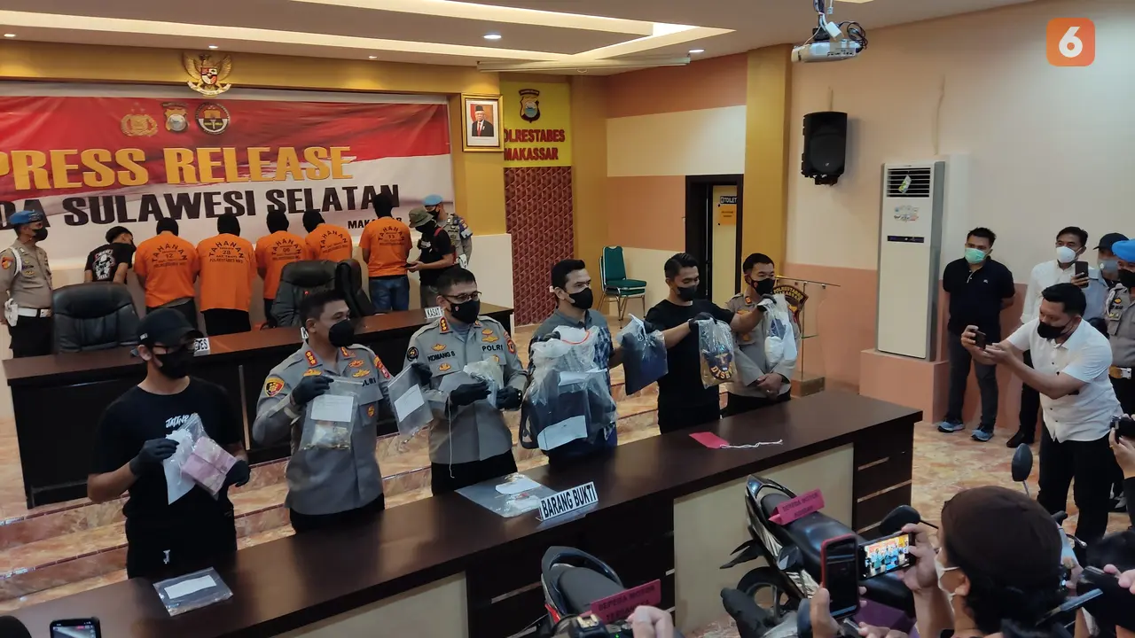 Konferensi pers pembunuhan pegawai Dishub Makassar (Liputan6.com/Fauzan)
