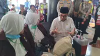 Menteri Perhubungan Budi Karya Sumadi meninjau keberangkatan ratusan jemaah haji di Terminal 2 Bandara Internasional Soekarno Hatta, Rabu (23/5/2023).