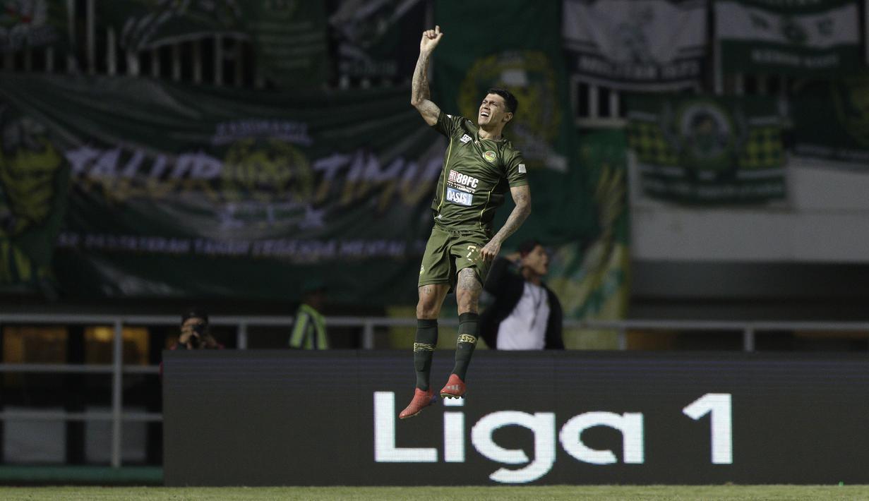 Gelandang PS Tira Persikabo, Ciro Henrique, melakukan selebrasi usai mencetak gol ke gawang Madura United pada laga Shopee Liga 1 di Stadion Pakansari, Bogor (12/7). Tira bermain imbang 2-2 atas Madura. (Bola.com/Yoppy Renato)