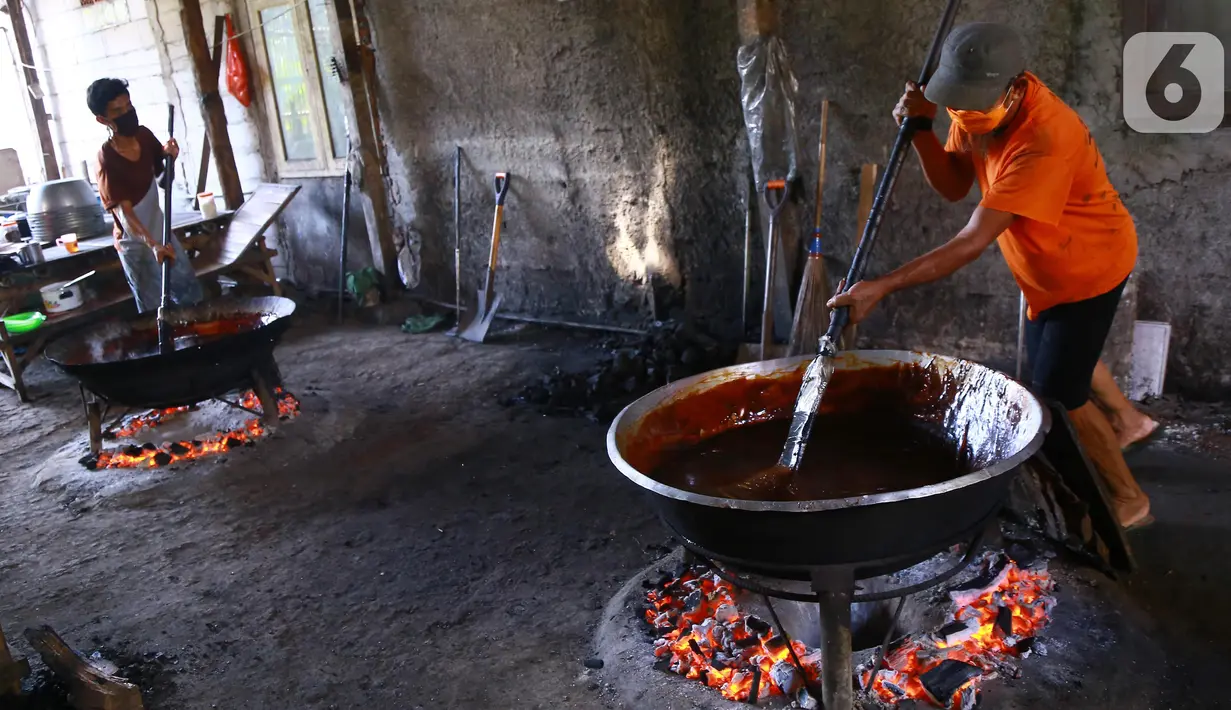 Pekerja mengaduk adonan dodol di pabrik dodol Betawi Mugi Jaya, Cilenggang, Tangerang Selatan, Rabu (13/5/2020). Produksi dodol selama pandemi Covid-19 tidak lebih dari 120 kg dibanding tahun lalu sebanyak 900 kg dodol. (Liputan6.com/Fery Pradolo)