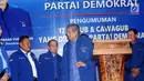 Ketua Umum Partai Demokrat, Susilo Bambang Yudhoyono usai mengumumkan nama bakal Cagub-Cawagub yang akan diusung pada Pilkada 2018, Jakarta, Minggu (7/1). Majelis Tinggi Partai Demokrat mengumumkan 17 pasang nama. (Liputan6.com/Helmi Fithriansyah)