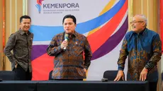 Menteri Pemuda dan Olahraga Republik Indonesia (Menpora RI), Erick Thohir (tengah) usai memberi keterangan terkait pencabutan Peraturan Menteri Pemuda dan Olahraga (Permenpora) Nomor 14 Tahun 2024 di gedung Kemenpora, Jakarta, Selasa (23/9/2025). (Bola.com/Bagaskara Lazuardi)