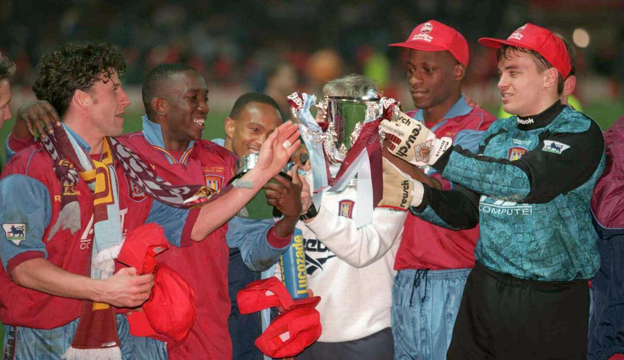 Para pemain Aston Villa merayakan gelar Coca-Cola Cup 1995/1996 setelah mengalahkan Leeds United pada laga final di Wembley Stadium, London (24/3/1996). Di posisi keempat ada Aston Villa yang telah mengoleksi total 5 gelar juara Piala Liga Inggris. Aston Vila juga tercatat sebagai klub yang memenangi Piala Liga Inggris edisi pertama pada 1960/1961. Sementara trofi terakhir diraih pada musim 1995/1996 setelah mengalahkan Leeds United 3-0 di laga final (24/3/1996). (afvc.co.uk)