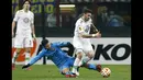 Gelandang Inter Milan, Hernanes mencoba merebut bola pemain Wolfsburg  Daniel Caligiuri di leg kedua 16 besar Liga Europa di Stadion San siro, Italy (19/3/2015). Wolfsburg menang 2-1 atas Inter Milan. (Reuters/Alessandro Garofalo)