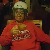 Raditya Dika minum kopi pakai helm. (Instagram @radtya_dika)