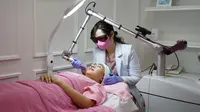 perawatan kulit wajah melalui sinar laser masih jadi primadona warga Kota Surabaya saat pandemi. (Dian Kurniawan/Liputan6.com)