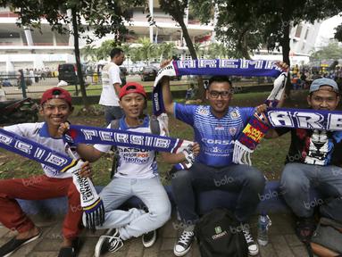 Kelompok suporter Aremania dan Bobotoh bersatu dengan damai saat mendukung timnya berlaga pada final Torabika Bhayangkara Cup 2016 di Stadion Utama Gelora Bung Karno, Jakarta, Minggu (3/4/2016). (Bola.com/Nicklas Hanoatubun)