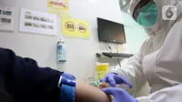 Peneliti mengambil sampel di Laboratorium Pusat Prodia di Jakarta, Rabu (3/6/2020). PT Prodia Widyahusada Tbk meluncurkan dua pemeriksaan berbasis gen dari rangkaian Prodia Genomics, yakni Prodia Wellness Genomics dan Prodia Bone, Muscle and Joint Genomics. (Liputan6.com/HO/Deny)