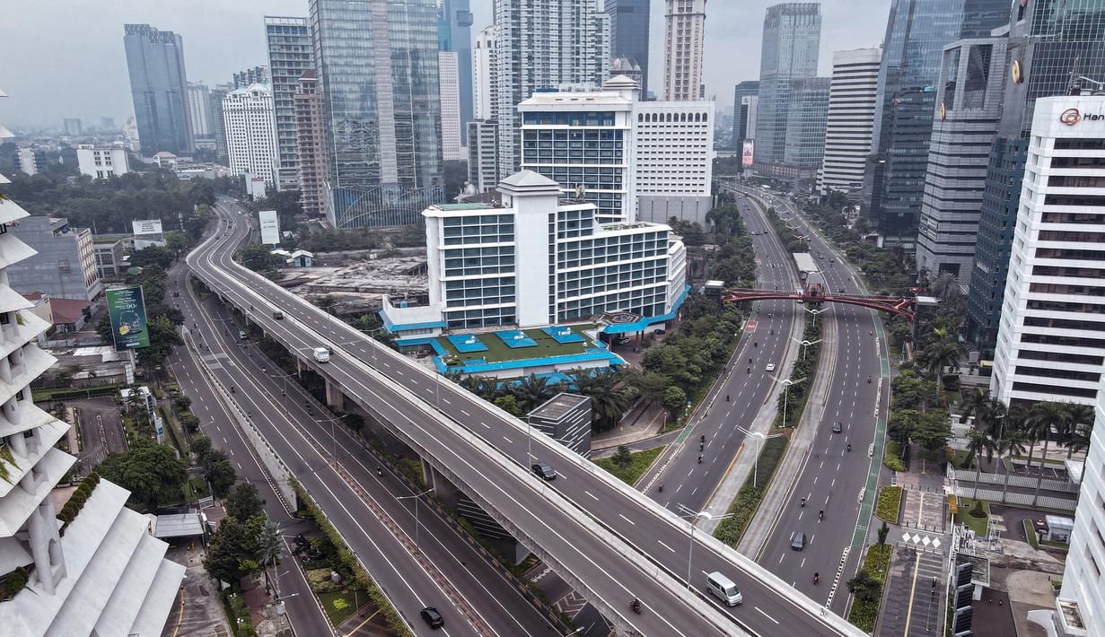 <p>Foto udara memperlihatkan jalanan yang biasanya ramai di Jakarta pada 1 Mei 2022, setelah masyarakat kembali ke kampung halaman untuk merayakan Idul Fitri yang menandai berakhirnya bulan suci Ramadhan. (AFP/Bay Ismoyo)</p>