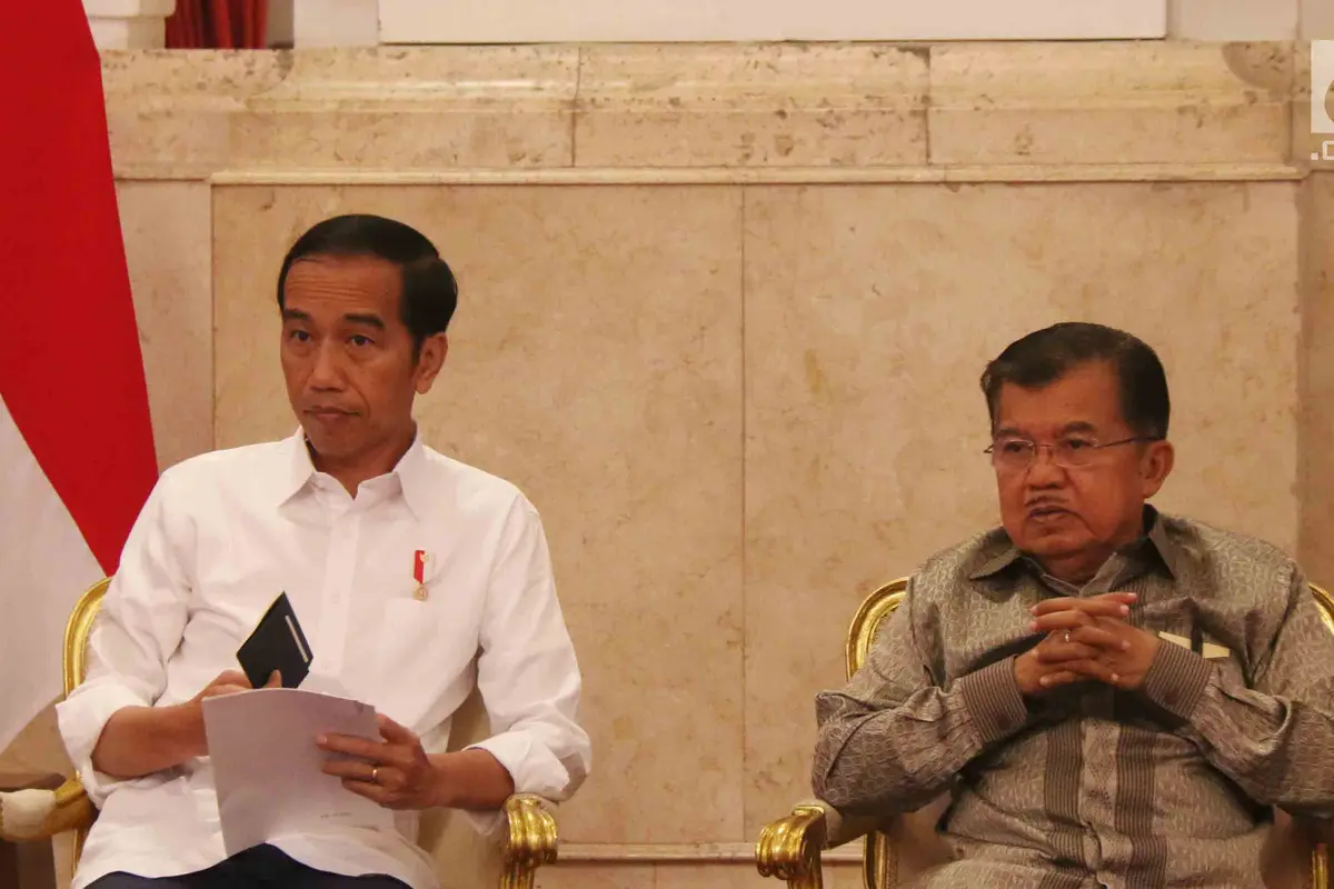 Presiden Joko Widodo (Jokowi) menegaskan akan menegur kementerian atau lembaga (K/L) yang menerbitkan aturan yang menyulitkan dunia usaha dan investasi.