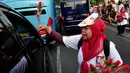 Relawan Jokwi-JK saat membagikan bunga kepada pengendara yang melintas di Bundaran HI, Jakarta, (17/10/14). (Liputan6.com/Johan Tallo)