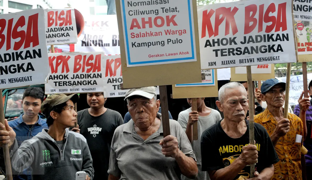 Massa yang tergabung dalam Gerakan Lawan Ahok melakukan aksi unjuk rasa di depan Gedung KPK, Jakarta, Senin (7/12). Aksi tersebut mendesak agar KPK mengusut pembelian lahan RS Sumber Waras yang melibatkan Ahok. (Liputan6.com/Helmi Afandi)