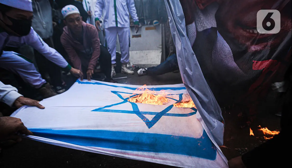 Pengunjuk rasa membakar bendera negara Israel saat menggelar aksi solidaritas untuk Palestina di depan Kedutaan Besar Amerika Serikat (AS), Jakarta, Rabu (11/10/2023). (Liputan6.com/Faizal Fanani)