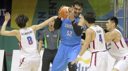 Pemain India, Bhamara Singh mencoba melewati kepungan para pemain Thailand pada laga test event Basket Asian Games 2018 di Hall A Senayan, Jakarta, Rabu (7/2/2018). Thailand  menang 79-72. (Bola.com/Nicklas Hanoatubun)