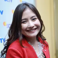 Kesulitan yang dialami Prilly Latuconsina hilang dengan terus berlatih dengan mentor Rieka Roeslan. HUT ke-26 diramaikan antara lain Iwan Fals, Raisa, Krisdayanti, Agnez Mo, dan banyak musisi lainnya. (Galih W Satria/Bintang.com)