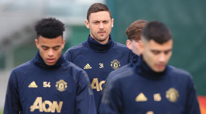 Gelandang Manchester United, Nemanja Matic mengikuti sesi pelatihan tim di kompleks Pelatihan Carrington, Inggris (11/12). Saat ini MU berada di posisi kedua di grup tersebut dengan poin sepuluh. (AFP Photo/Lindsey Parnaby)