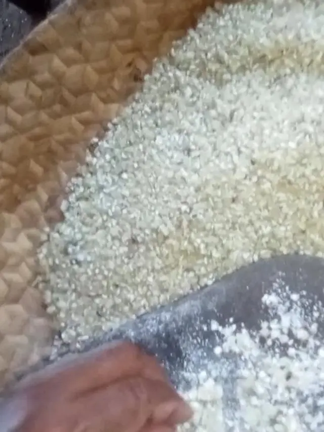 Cara Membuat Jagung Tumbuk Tradisional (Silvia Subitmele/Liputan6)