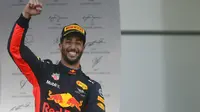 Daniel Ricciardo menyalip Kimi Raikkonen dan menempati peringkat keempat klasemen sementara F1 2017 setelah memenangi balapan F1 di Baku, Azerbaijan. Ricciardo mengumpulkan 92 poin. (AP/Darko Bandic)