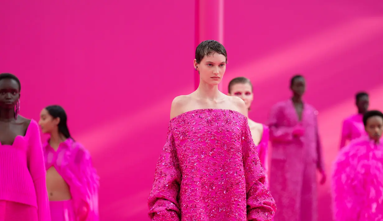 Pada musim ini, Valentino tampil dengan palet pink bersama seniman Douglas Coupland dan Pantone dengan kesan atraktif.