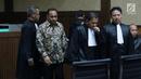 Ketua DPRD Kepulauan Sula Periode 2009-2014, Zainal Mus (kedua kiri) bersiap menjalani sidang perdana di Pengadilan Tipikor, Jakarta, Kamis (22/11). Sidang mendengarkan pembacaan dakwaan dari JPU KPK. (Liputan6.com/Helmi Fithriansyah)