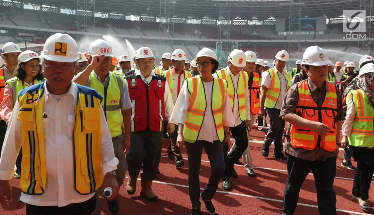 Suasana saat Menkeu Sri Mulyani bersama Menteri PUPR Basuki Hadimuljono serta Sesmenpora meninjau Stadion Utama Gelora Bung Karno di Senayan, Jakarta, Kamis (23/11). (Liputan6.com/Pool/Sesmenpora)