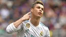 Sriker Real Madrid, Cristiano Ronaldo, melakukan selebrasi usai mencetak gol ke gawang Eibar pada laga La Liga di Stadion Ipurua, Sabtu (10/3/2018). Eibar takluk 1-2 dari Real Madrid. (AFP/Ander Gillenea)