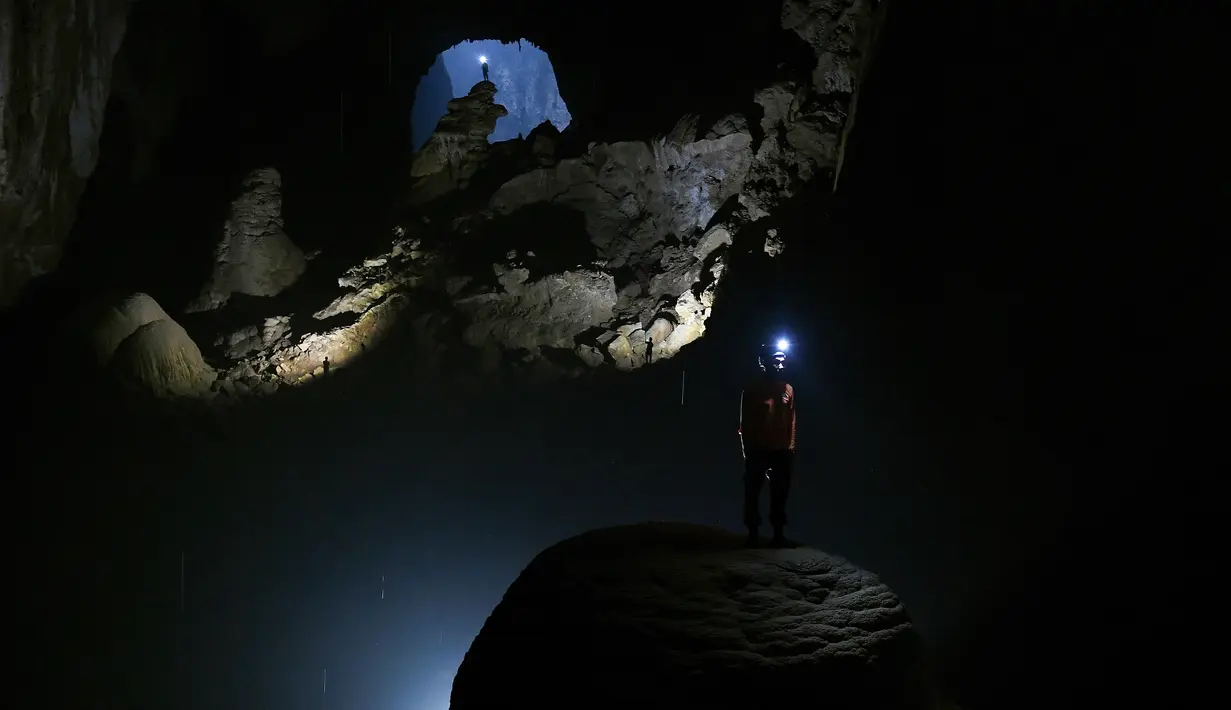 Foto pada 17 Januari 2021 menunjukkan pengunjung di gua Son Doong, salah satu gua alam terbesar di dunia, selama tur di provinsi Quang Binh, Vietnam.  Saat ini, gua Son Doong telah menjadi destinasi paling menawan di Asia Tenggara versi UNESCO. (Nhac NGUYEN/AFP)