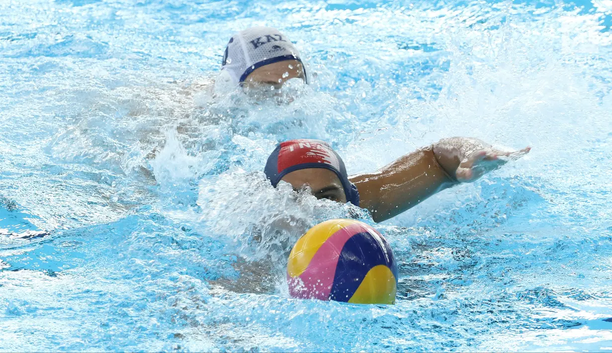 Pemain Polo Air Putra Indonesia, Silvester G Manik (depan) menghindari kawalan Alexey Shmider (Kazakhstan) pada perempat final Polo Air Putra Asian Games 2018 di Stadion Akuatik GBK Jakarta, Kamis (30/8). (Liputan6.com/Helmi Fithriansyah)