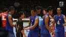 Pemain Timnas voli putra Indonesia usai dikalahkan Korea Selatan pada perebutan tempat ketga Kejuaraan Voli Asia 2017 di GOR Tri Dharma, Gresik, Selasa (1/8). Indonesia kalah 3-0 (16-25, 21-25, 13-25). (Liputan6.com/Helmi Fithriansyah)