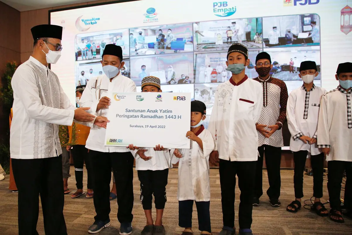 PT PJB) berbagi berkah Ramadhan dengan menyalurkan Rp 2,3 miliar untuk membantu anak yatim dan masyarakat berpenghasilan rendah. (Dian Kurniawan/Liputan6.com).