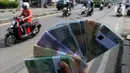 Penjual jasa penukaran uang menawarkan uang baru di kawasan Jalan Raya Parung, Bogor, Jawa Barat, Jumat  (7/5/2021). Penjual jasa yang marak jelang Idul Fitri tersebut banyak dijumpai di sejumlah jalan protokol. (merdeka.com/Arie Basuki)