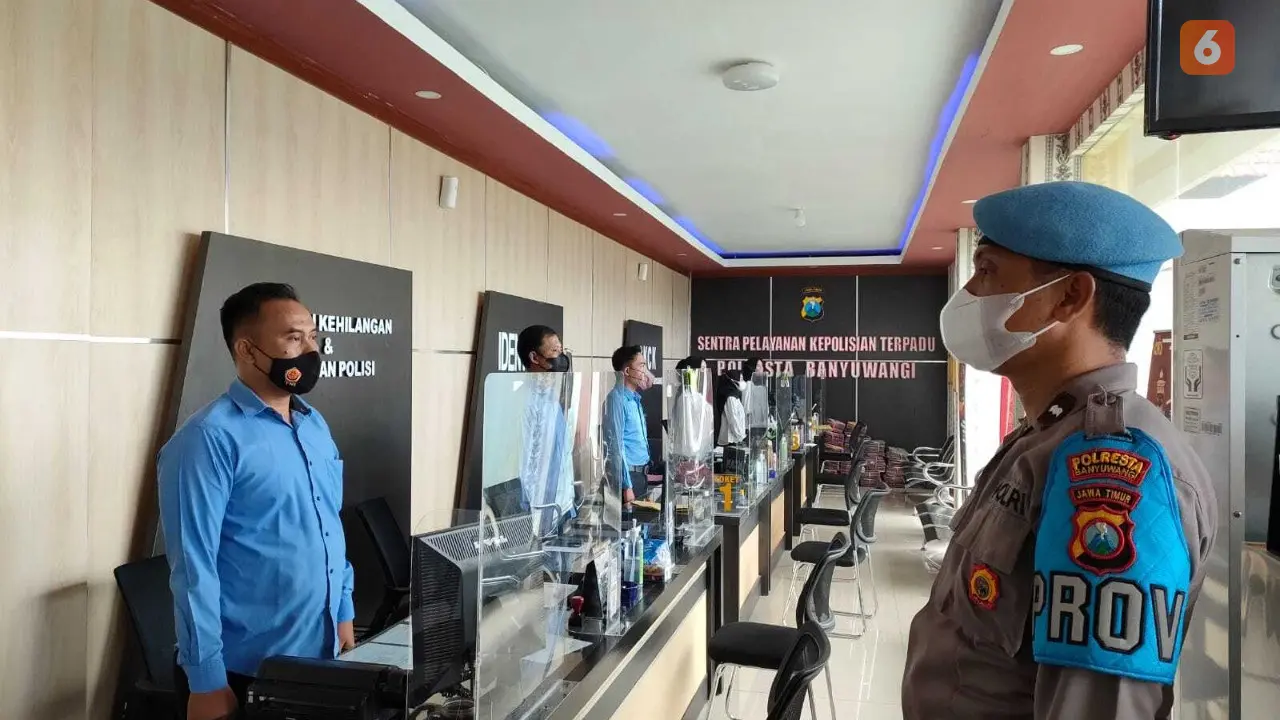 Anggota Polresta Banyuwangi Sedang Menyanyikan Lagu Indonesia Raya Yang Mulai Diwajibkan di isntitusi kepolisian Banyuwangi. (Hermawan Arifianto/Liputan6.com)