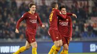 Gelandang AS Roma, Cengiz Under berselebrasi bersama rekannya usai mencetak gol lewat titik penalti melawan Inter Milan pada lanjutan Liga Italia di stadion Olimpiade Roma (3/11). Roma bermain imbang 2-2 atas Inter. (AP Photo/Andrew Medichini)