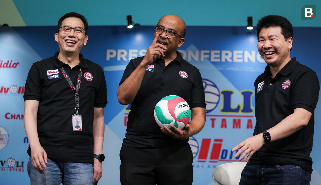 <p>Ketua III Bidang Kompetisi dan Pertandingan PP. PBVSI, Hanny S. Surkatty (tengah), COO Vidio, Hermawan Sutanto (kiri), dan Direktur Moji, Hendy Lim tertawa saat konferensi pers Livoli 2022 yang berlangsung di Hall Senayan City, Jakarta, Rabu (21/09/2022) sore WIB. (Bola.com/Bagaskara Lazuardi)</p>