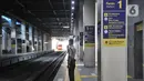 Petugas keamanan berjaga saat kereta Commuter Line atau KRL melintas di Stasiun BNI City, Dukuh Atas, Jakarta Pusat, Senin (25/7/2022). PT Kereta Commuter Indonesia (KCI) berencana menjadikan Stasiun BNI City yang sebelumnya khusus melayani penumpang kereta Bandara Soekarno-Hatta untuk pemberhentian KRL seiring akan dinonaktifkannya Stasiun Karet. (merdeka.com/Iqbal S Nugroho)