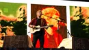 Penyanyi Ed Sheeran saat tampil di Festival Glastonbury di Worthy Farm, di Somerset, Inggris (25/6). Penyanyi berusia 26 tahun ini tampil di panggung Piramida. (Photo by Grant Pollard/Invision/AP)