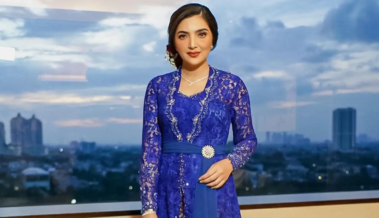 Ibu sambung Aurel Hermansyah ini terlihat cantik dalam balutan kebaya rancangan desainer ternama. Selalu jadi trendsetter, model kebaya yang dipakai Ashanty ini bisa jadi inspirasi untuk kamu yang ingin mengenakan kebaya.(Liputan6.com/IG/@ashanty_ash)