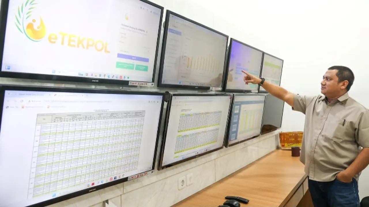 Region Head PTPN IV Regional III Rurianto memperlihatkan data produksi sawit mentah di aplikasi E-Tekpol untuk mendukung produktivitas perusahaan, ketahanan pengan dan energi nasional.