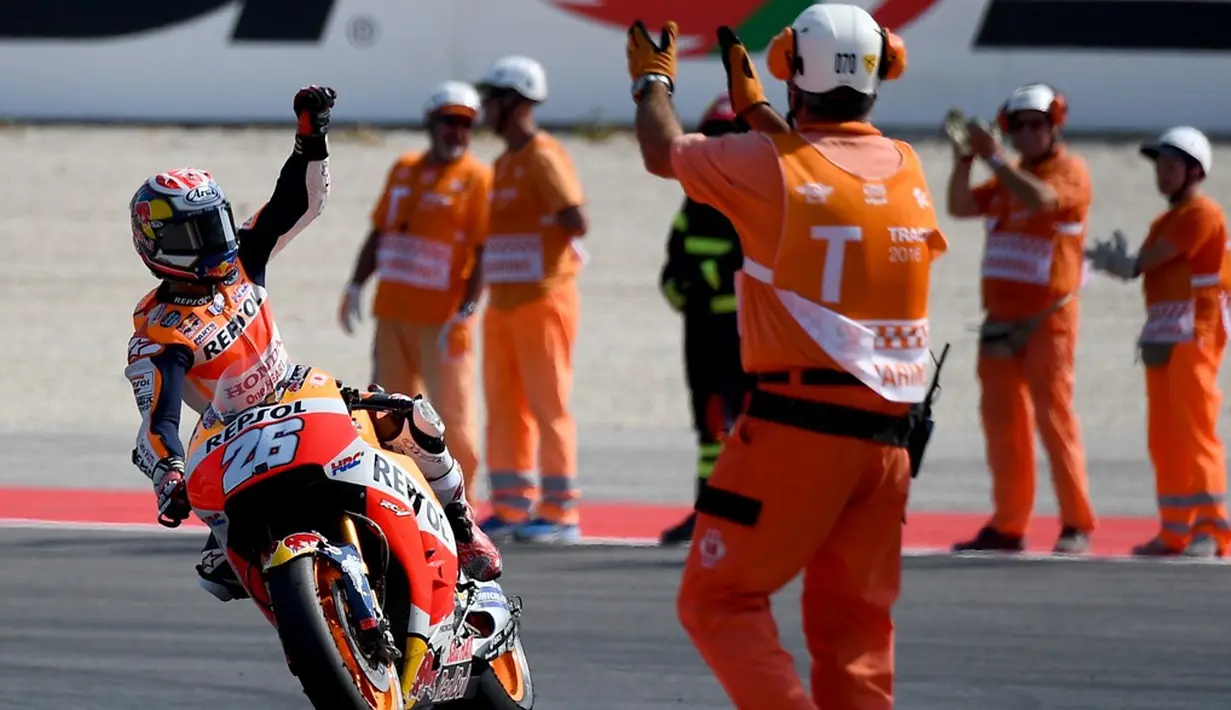 Ekspresi pebalap Repsol Honda, Dani Pedrosa, setelah finis pertama MotoGP San Marino di Sirkuit Misano, Minggu (11/9/2016). (AFP/Gabriel Bouys)